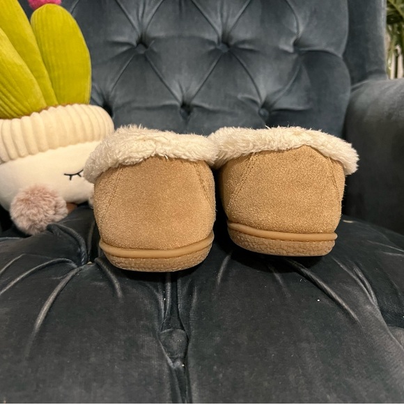 Minnetonka Tan Moccasin Slippers with Plush Lining - Picture 4 of 6